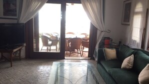 Deluxe Villa | Living area