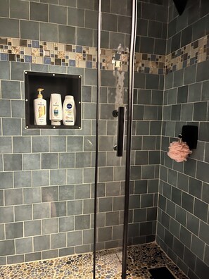 Ensemble baignoire-douche, séchoir à cheveux, serviettes fournies, savon