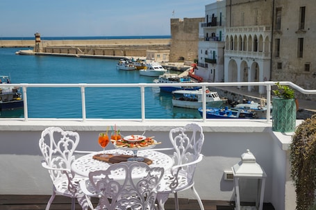 Outdoor dining. Al Console Luxury Suite