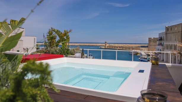 Una piscina en la azotea con vistas al mar y a los barcos.