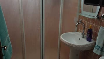 Appartement, 3 chambres | Salle de bain | Douche, douche à « effet pluie », sÚche-cheveux, chaussons