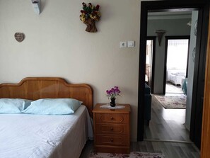 Apartemen, 3 kamar tidur | 3 kamar tidur, meja kerja, dan setrika/meja setrika