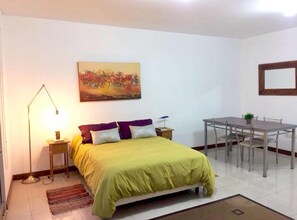 Apartamento, 1 cama Queen, sacada | Frigobar (abastecido com itens grátis), berço de viagem