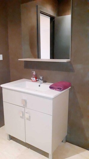 Comfort Apartment, 1 Bedroom | Bathroom | Shower, towels, soap, toilet paper - Résidence Atrani (Marrakech)
