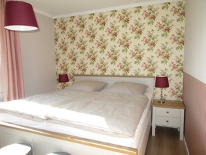 3 bedrooms, travel crib, WiFi, bed sheets