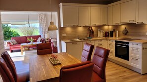 ثلاجة، فرن، غسالة أطباق، ماكينة لصنع القهوة/الشاي