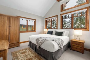 4 bedrooms, iron/ironing board, WiFi, bed sheets - Mountain chalet w/ AC, hot tub & deck (Whistler)
