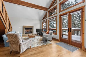 Televisio, takka, pöytäjalkapallopöytä, työhuone