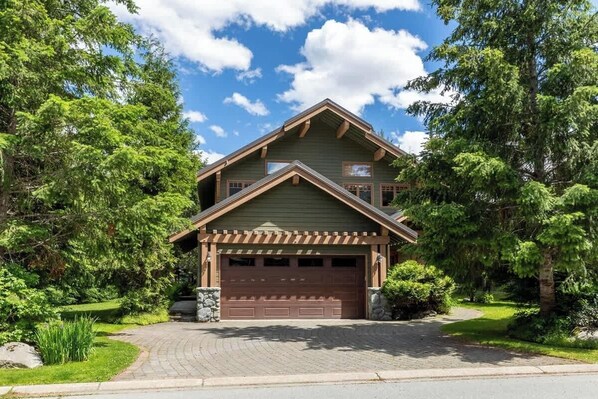 Exterior - Mountain chalet w/ AC, hot tub & deck (Whistler)