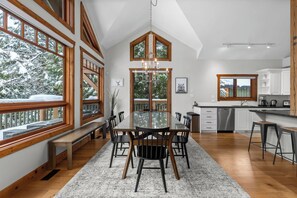 Dining - Mountain chalet w/ AC, hot tub & deck (Whistler)