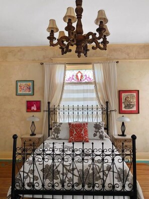 ستائر تعتيم ومكواة/لوح كي وواي فاي مجانًا وملاءات أسرّة