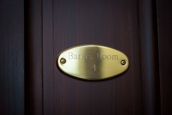The Barker Room | Tabla de planchar con plancha, wifi gratis, ropa de cama