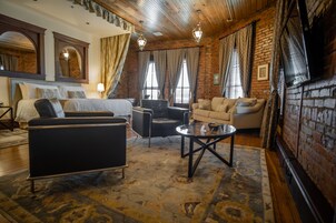 Tabla de planchar con plancha, wifi gratis y ropa de cama 