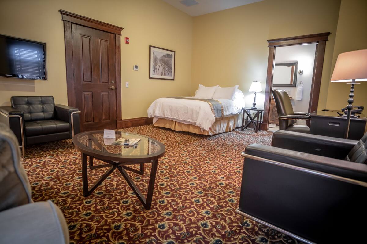 The Hildreth Room | Iron/ironing board, WiFi (free), bed sheets