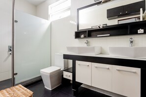 Villa familiar, 3 habitaciones | Baño | Regadera, secadora de cabello, toallas 