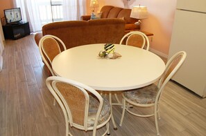 Appart'hôtel, 2 chambres, cuisine | Cuisine privée | Réfrigérateur, micro-ondes, four, plaque de cuisson