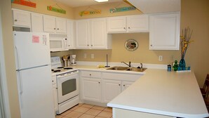 Condo, 3 habitaciones, cocina | Cocina privada | Cafetera y tetera, refrigerador, microondas y horno 