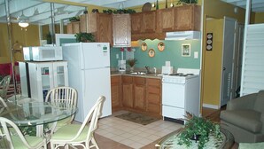 Condo, cocina | Cocina privada | Cafetera y tetera, refrigerador, microondas y horno 