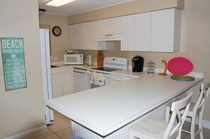 Condo, 2 Bedrooms, Kitchen | Private kitchen