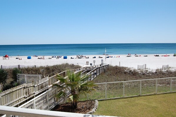 在海滩、沙滩毛巾