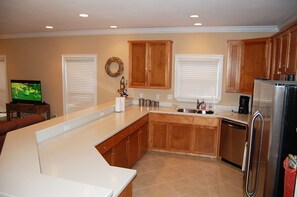 公寓客房, 3 間臥室, 廚房 | 私人廚房 | 電冰箱、微波爐、烤箱、爐台