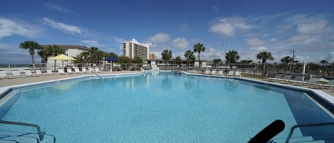 Utomhuspool och uppvärmd pool