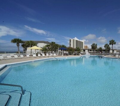 Coastal farmhouse in venture out! Beach is across the St<br>7 night min stay summer