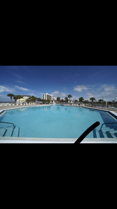 Coastal farmhouse in venture out! Beach is across the St<br>7 night min stay summer