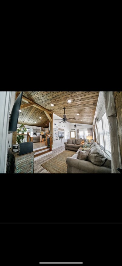 Coastal farmhouse in venture out! Beach is across the St<br>7 night min stay summer