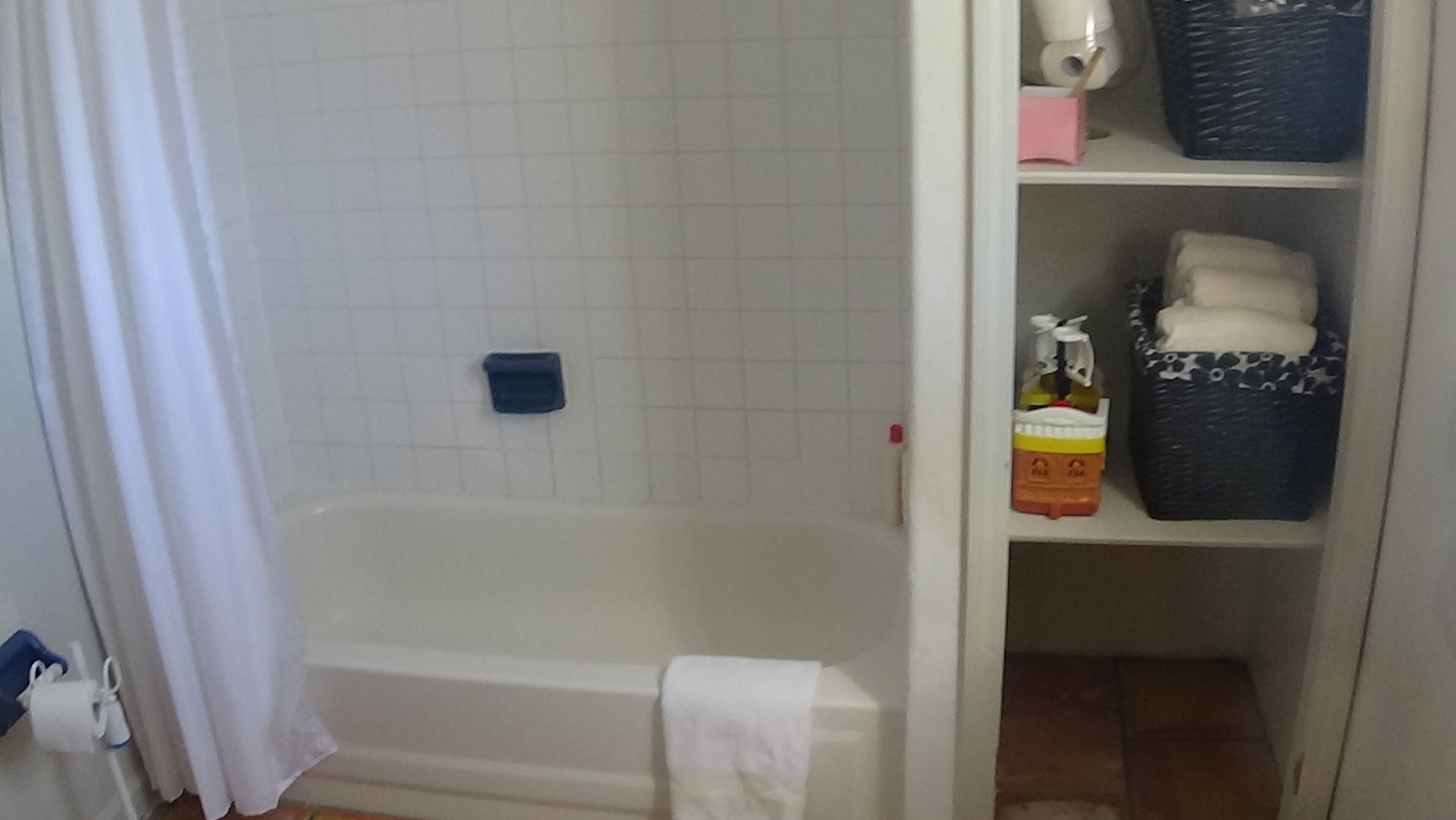 Toallas, jabón, shampoo, papel de baño 