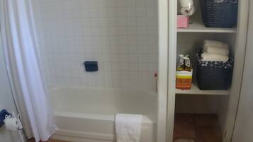 Toallas, jabón, shampoo, papel de baño