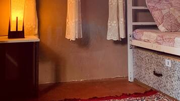 Gemeinsamer Basic-Schlafsaal, Gemischter Schlafsaal (AC) | Kostenloses WLAN, Bettwäsche