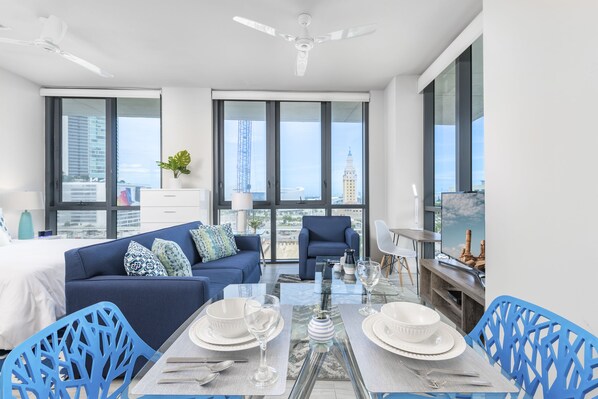 ラグジュアリー スタジオ | 客室内のダイニングエリア