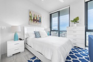 ラグジュアリー スタジオ | 高級寝具、デスク、ノートパソコン用作業スペース、ベビーベッド