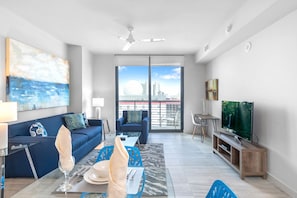 Apartamento superluxo, 1 quarto | Sala de estar | TV de tela plana