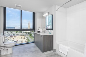 Luxury Studio | Bathroom | Combined shower/tub, deep soaking tub, hydromassage showerhead - Bluebird Suites Downtown Brickell (Miami)