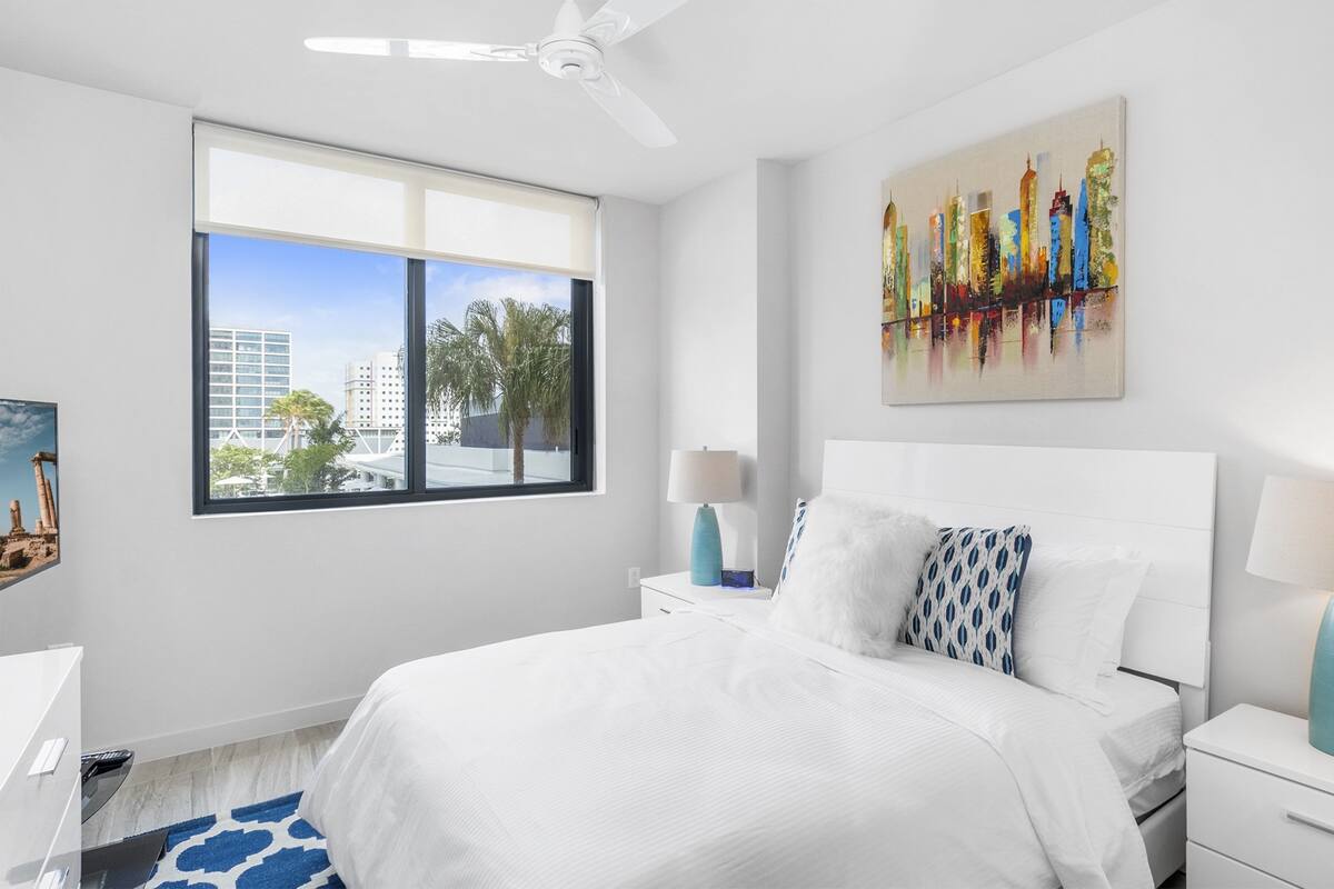 Apartamento superluxo, 2 quartos | Roupas de cama premium, escrivaninha, espaço de trabalho para notebook