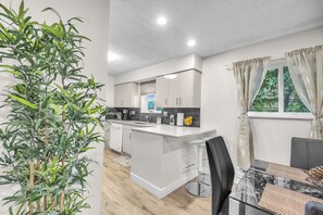 Frigorífico, microondas, horno y placa de cocina