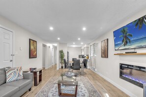Smart TV, fireplace