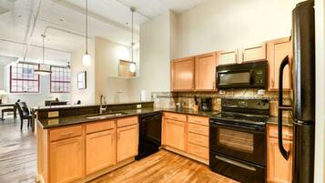 Full-sized fridge, microwave, oven, stovetop