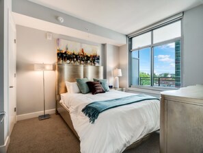 Hypo-allergenic bedding, desk, iron/ironing board, free WiFi - Bluebird Suites near Chevy Chase (Bethesda)