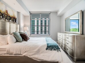 Hypo-allergenic bedding, desk, iron/ironing board, free WiFi - Bluebird Suites near Chevy Chase (Bethesda)