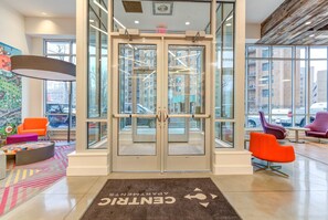 Interior entrance - Bluebird Suites near Cleveland Clinic (Cleveland)