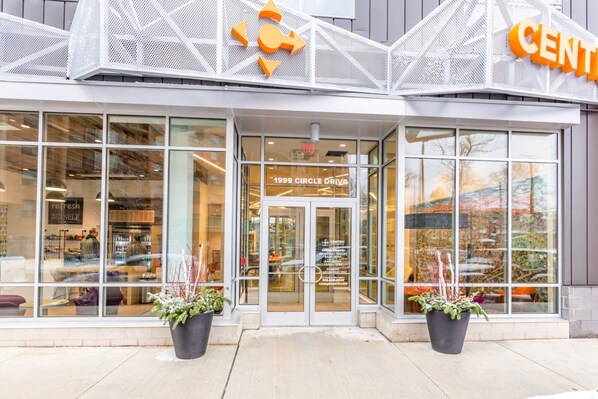 Front of property - Bluebird Suites near Cleveland Clinic (Cleveland)