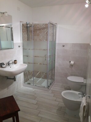 Comfort-Doppel- oder -Zweibettzimmer | Badezimmer | Dusche, Regendusche, kostenlose Toilettenartikel, Haartrockner