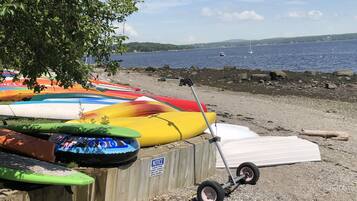 Chaises longues, serviettes de plage