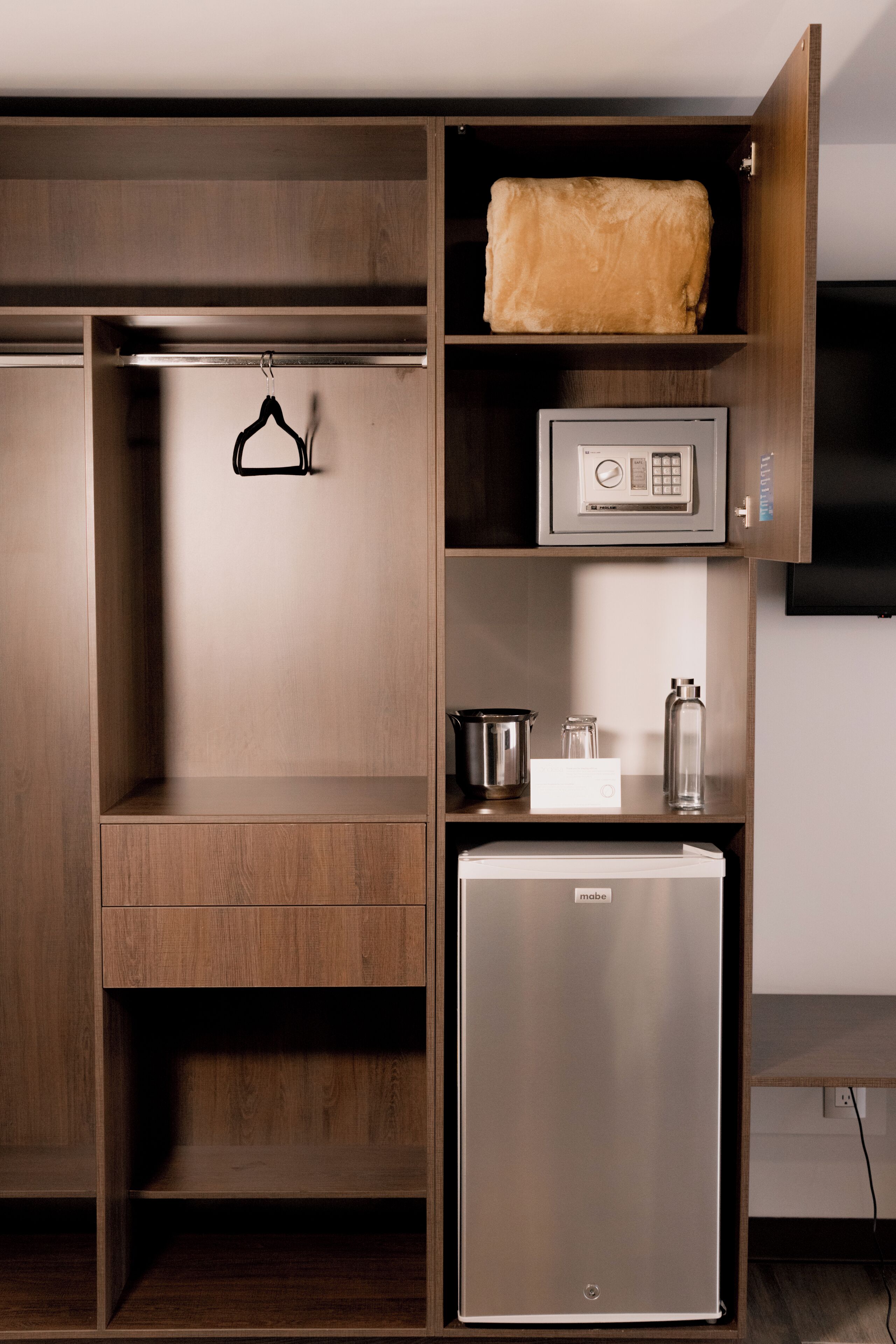 deluxe studio suite, 2 queen beds | wardrobe