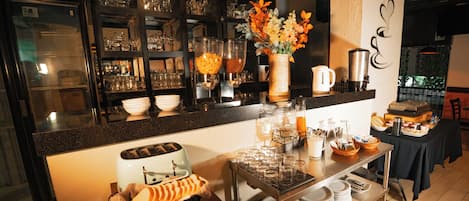 Buffet déjeuner gratuit tous les jours