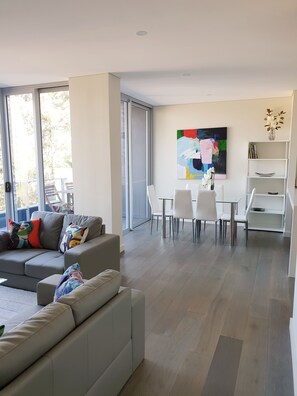 TV - Modern 2b2b apartmemt. close to water front (Point Frederick)