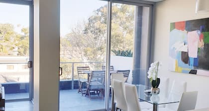 MODERN LUXURY! 2B2B Apt, Water view, Location For work or relaxation.